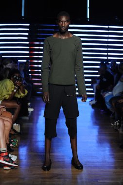 модель в telfar показ мод