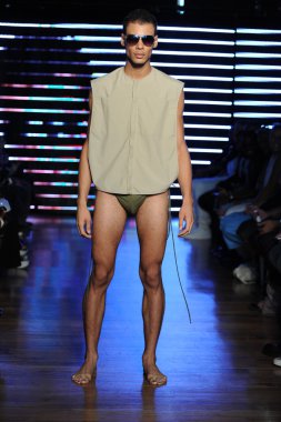 модель в telfar показ мод