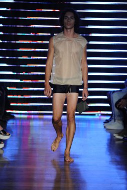 модель в telfar показ мод