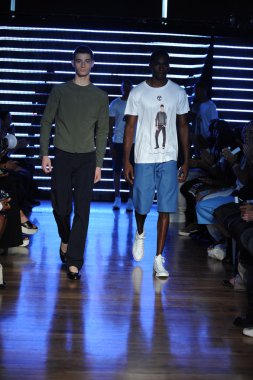 telfar moda şovunda modelleri