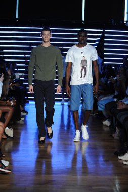 telfar moda şovunda modelleri