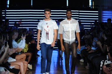 telfar moda şovunda modelleri