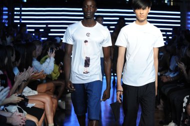 telfar moda şovunda modelleri