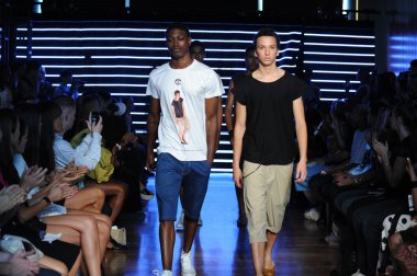 telfar moda şovunda modelleri