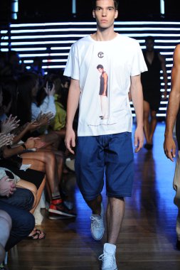 telfar moda şovunda modelleri