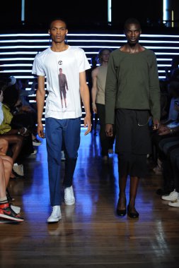 telfar moda şovunda modelleri