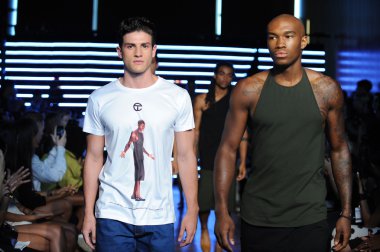 telfar moda şovunda modelleri