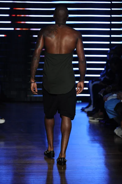 Model op telfar fashion show — Stockfoto