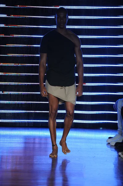 модель в telfar показ мод