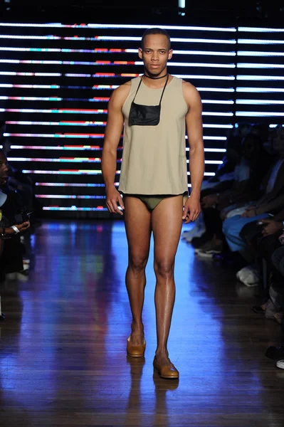 Model at Telfar fashion show — Stock Photo, Image