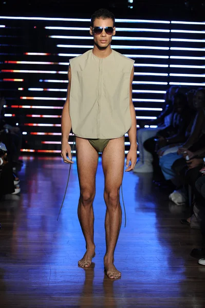 Modelo en el desfile de Telfar — Foto de Stock