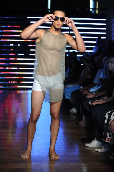 Modelo en el desfile de Telfar — Foto de Stock