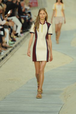 tommy hilfiger kadın moda şovunda modeli