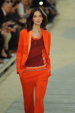 tommy hilfiger kadın moda şovunda modeli