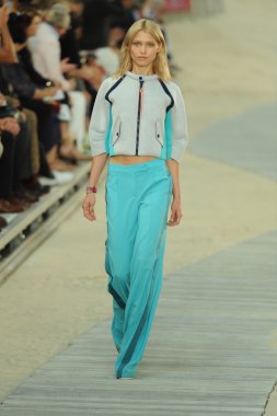 tommy hilfiger kadın moda şovunda modeli