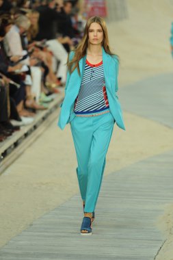tommy hilfiger kadın moda şovunda modeli