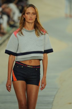 tommy hilfiger kadın moda şovunda modeli