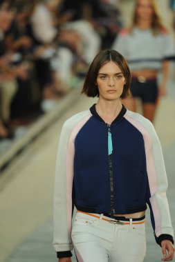 tommy hilfiger kadın moda şovunda modeli