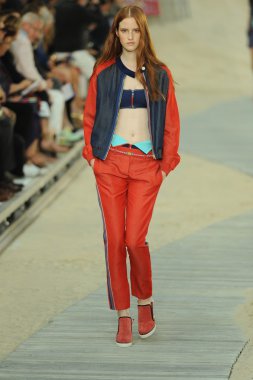 tommy hilfiger kadın moda şovunda modeli