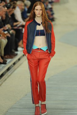tommy hilfiger kadın moda şovunda modeli