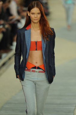 tommy hilfiger kadın moda şovunda modeli
