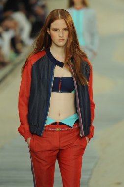 tommy hilfiger kadın moda şovunda modeli