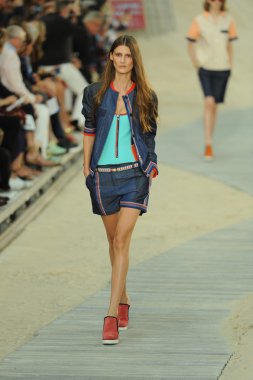tommy hilfiger kadın moda şovunda modeli