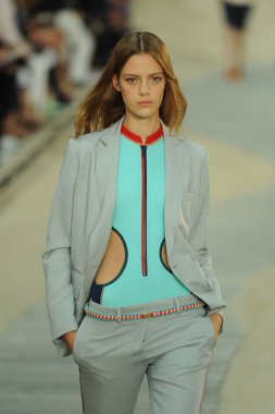 tommy hilfiger kadın moda şovunda modeli
