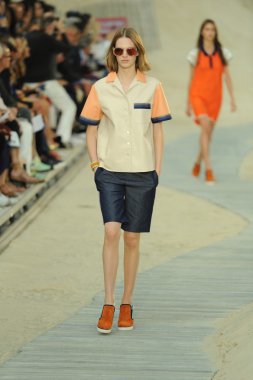 tommy hilfiger kadın moda şovunda modeli