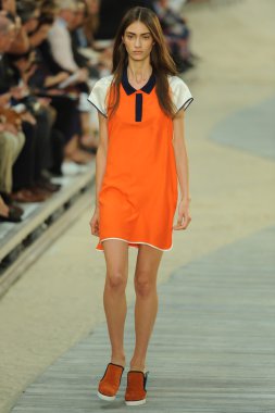 tommy hilfiger kadın moda şovunda modeli