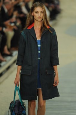 tommy hilfiger kadın moda şovunda modeli