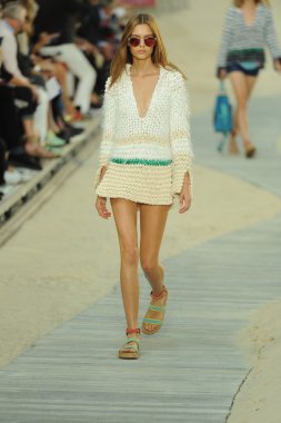 tommy hilfiger kadın moda şovunda modeli