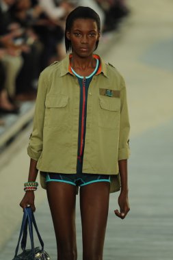 tommy hilfiger kadın moda şovunda modeli