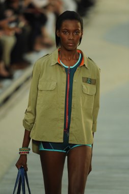 tommy hilfiger kadın moda şovunda modeli