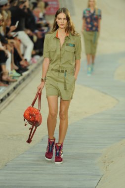 tommy hilfiger kadın moda şovunda modeli