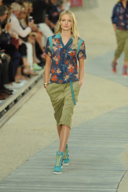 tommy hilfiger kadın moda şovunda modeli