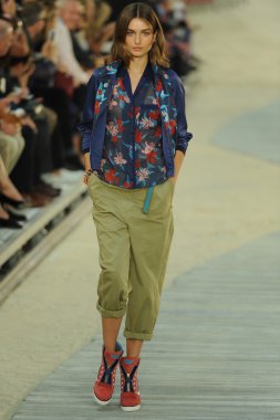 tommy hilfiger kadın moda şovunda modeli