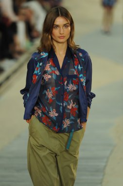 tommy hilfiger kadın moda şovunda modeli