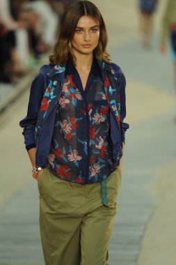 tommy hilfiger kadın moda şovunda modeli