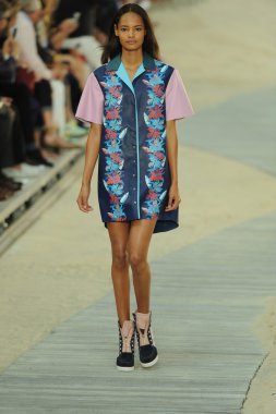 tommy hilfiger kadın moda şovunda modeli