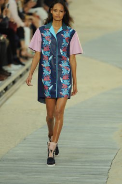 tommy hilfiger kadın moda şovunda modeli
