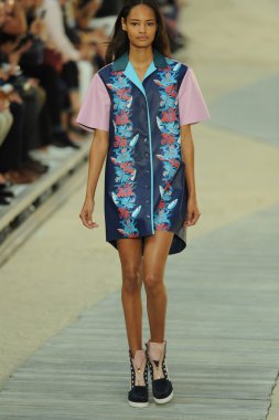 tommy hilfiger kadın moda şovunda modeli