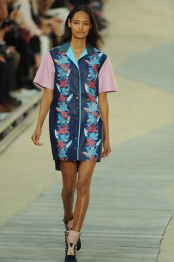 tommy hilfiger kadın moda şovunda modeli