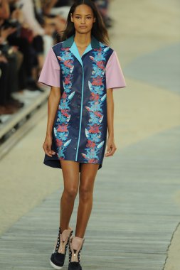 tommy hilfiger kadın moda şovunda modeli