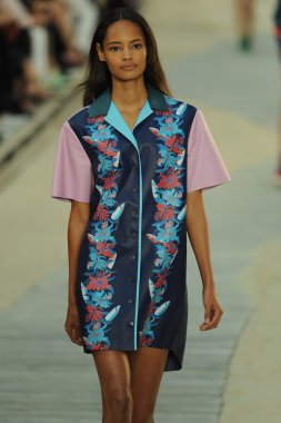 tommy hilfiger kadın moda şovunda modeli