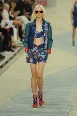 tommy hilfiger kadın moda şovunda modeli
