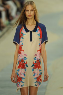 tommy hilfiger kadın moda şovunda modeli