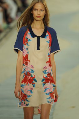 tommy hilfiger kadın moda şovunda modeli