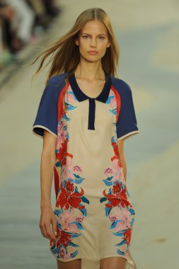 tommy hilfiger kadın moda şovunda modeli