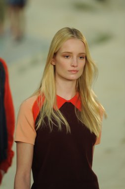 tommy hilfiger kadın moda şovunda modeli